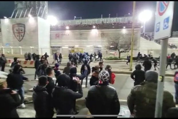 Gli scontri fuori dallo stadio (Archivio L'Unione Sarda)