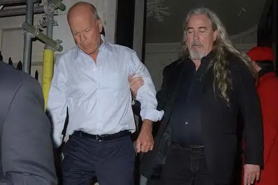 Bruce Willis visibilmente sorretto dalla sua guardia del corpo (foto splashnews)