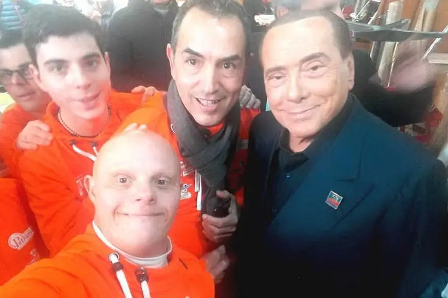 Il selfie dei ragazzi della Polisportiva Olimpia con Belusconi