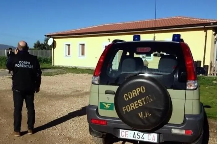 Un mezzo del Corpo forestale (Ansa)