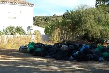 I sacchi di immondizia accumulati nel piazzale della chiesa