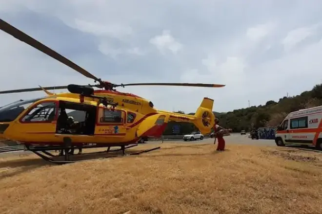 Un intervento dell'elisoccorso con un'ambulanza del 118 (L'Unione Sarda)