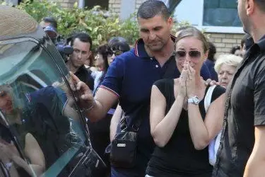Il dolore di parenti e amici per la morte di Pietro Taricone