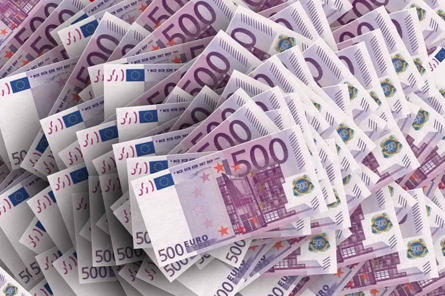 Un milione di euro in contanti nascosto nell'auto, denunciato un 44enne