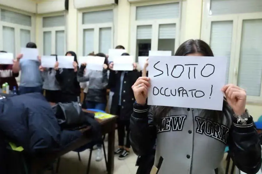 Riparte l'occupazione al liceo (foto L'Unione Sarda - Ungari)