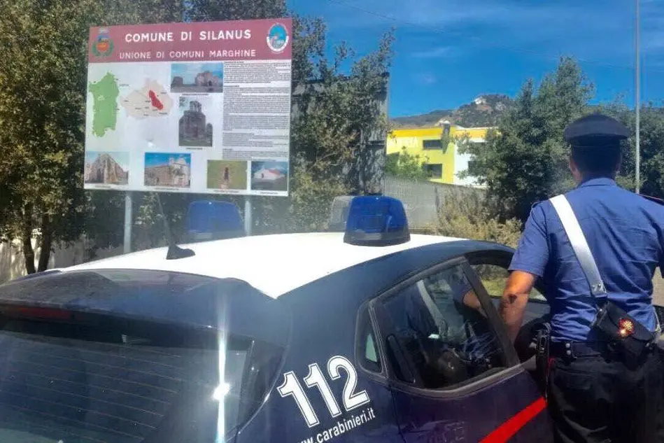 I carabinieri sul luogo dell'incendio