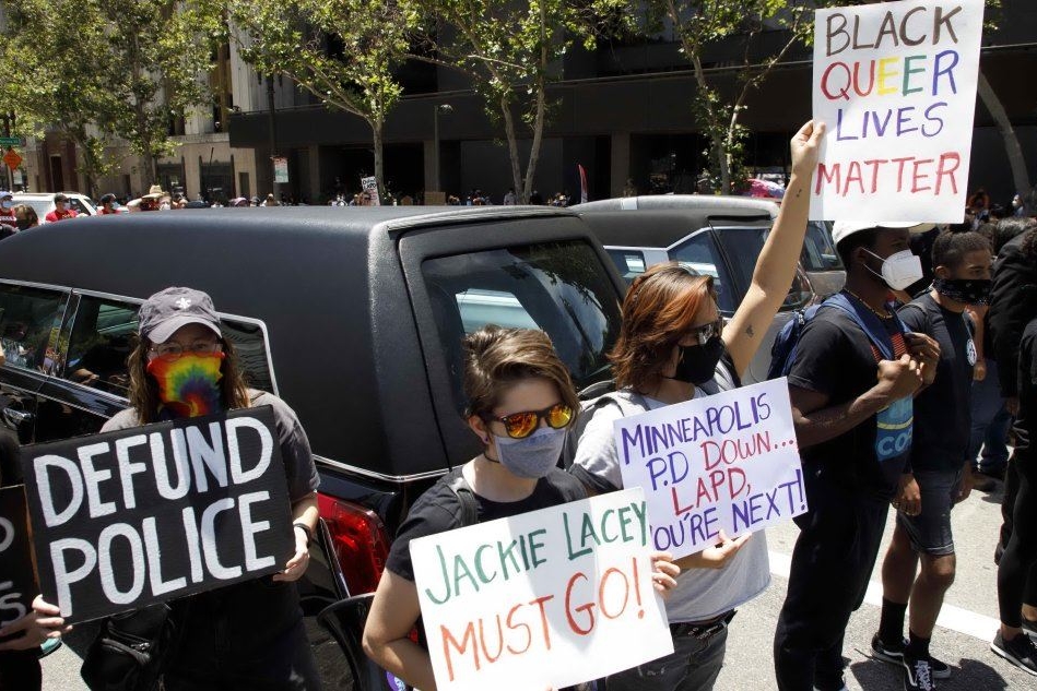 Manifestanti a Los Angeles (foto Ansa/Epa)