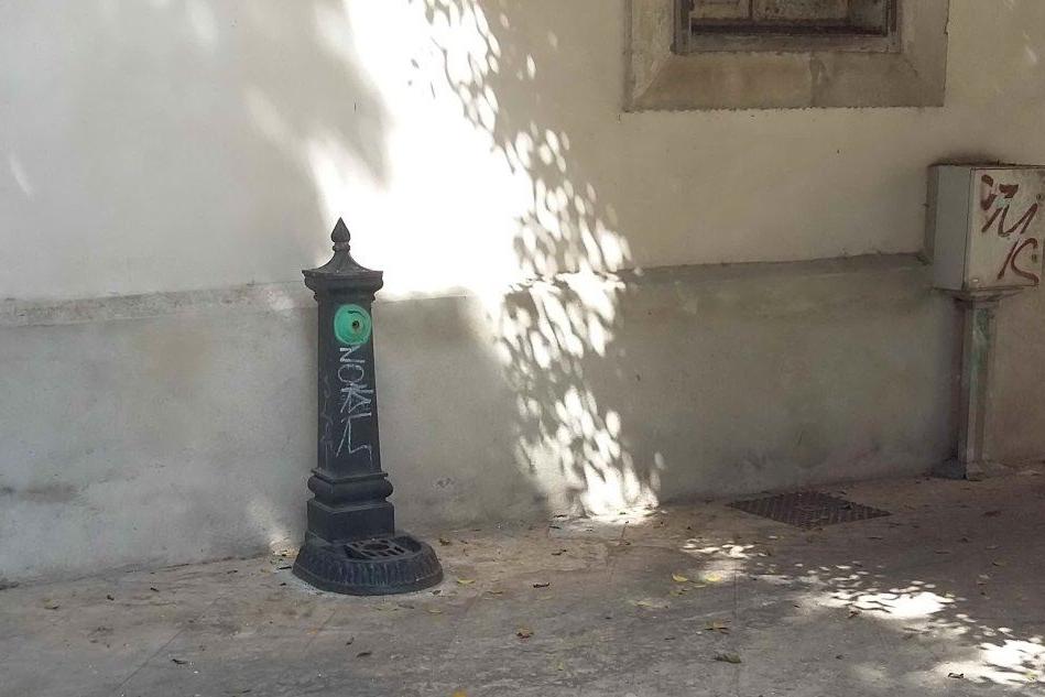 Una fontana danneggiata dai vandali