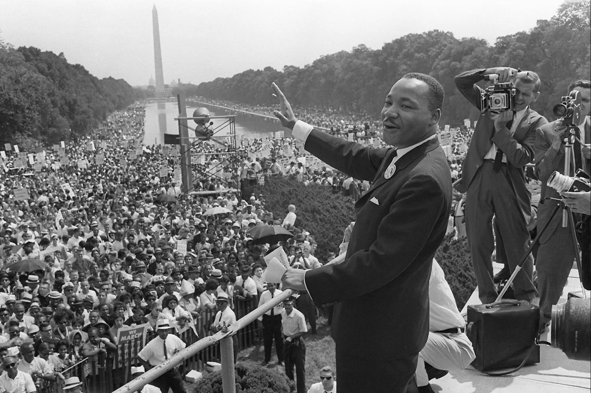 Il leader del movimento per i diritti civili negli Stati Uniti Martin Luther King  durante la &quot;Marcia su Washington&quot; (Ansa)