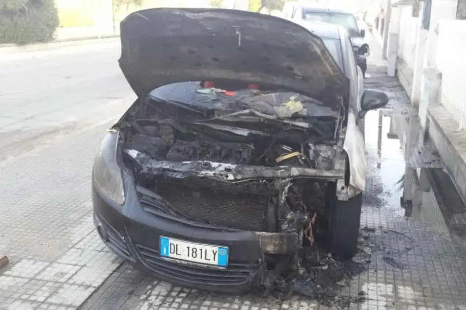 Una delle auto incendiate ad Arborea