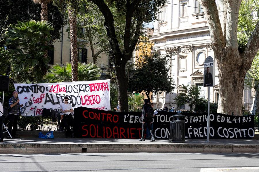 Corteo degli anarchici a Roma: poliziotto ferito alla testa da una bottiglia di vetro