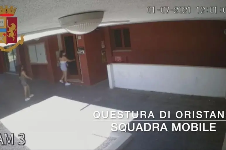 Le autrici del furto incastrate dalle telecamere di videosorveglianza (foto @PoliziadiStato)