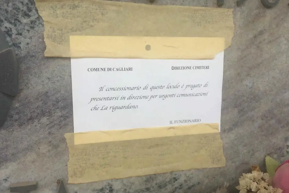 Uno degli avvisi affissi sui loculi