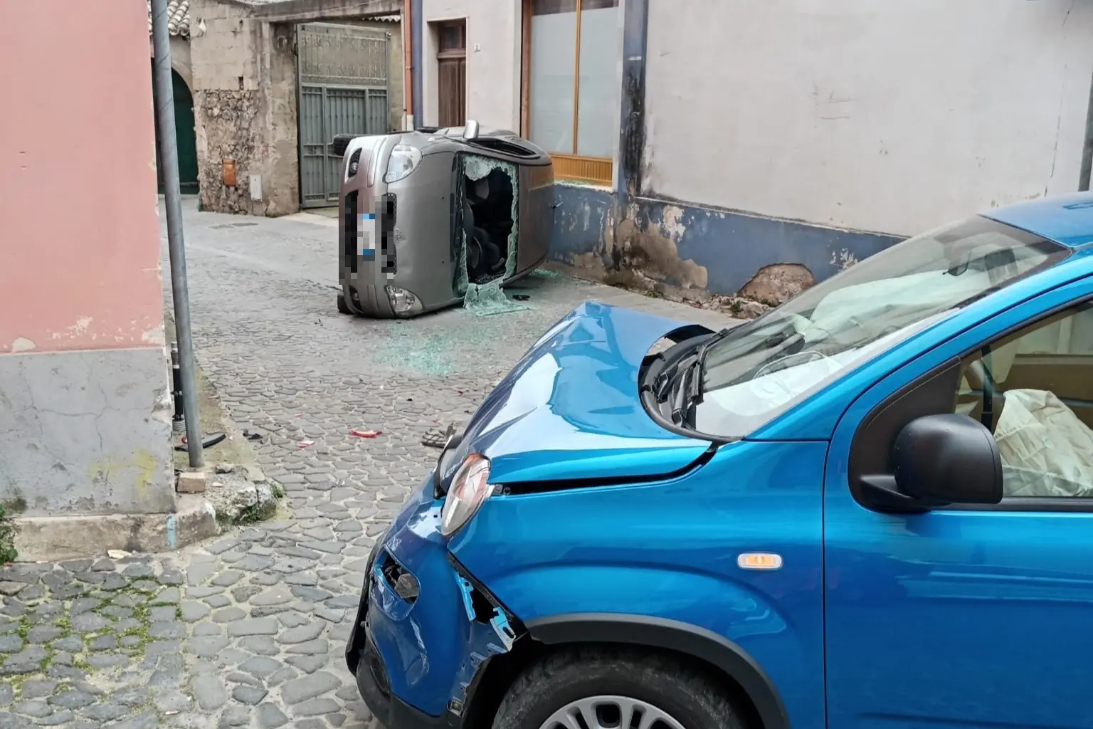 Le auto coinvolte nell'incidente di Dolianova (L'Unione Sarda)