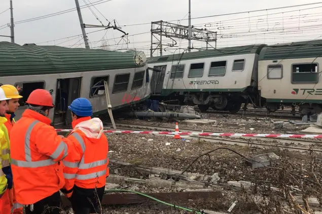 Il treno delle ferrovie Trenord deragliato tra Pioltello e Segrate, alle porte di Milano, 25 gennaio 2018 (Ansa)