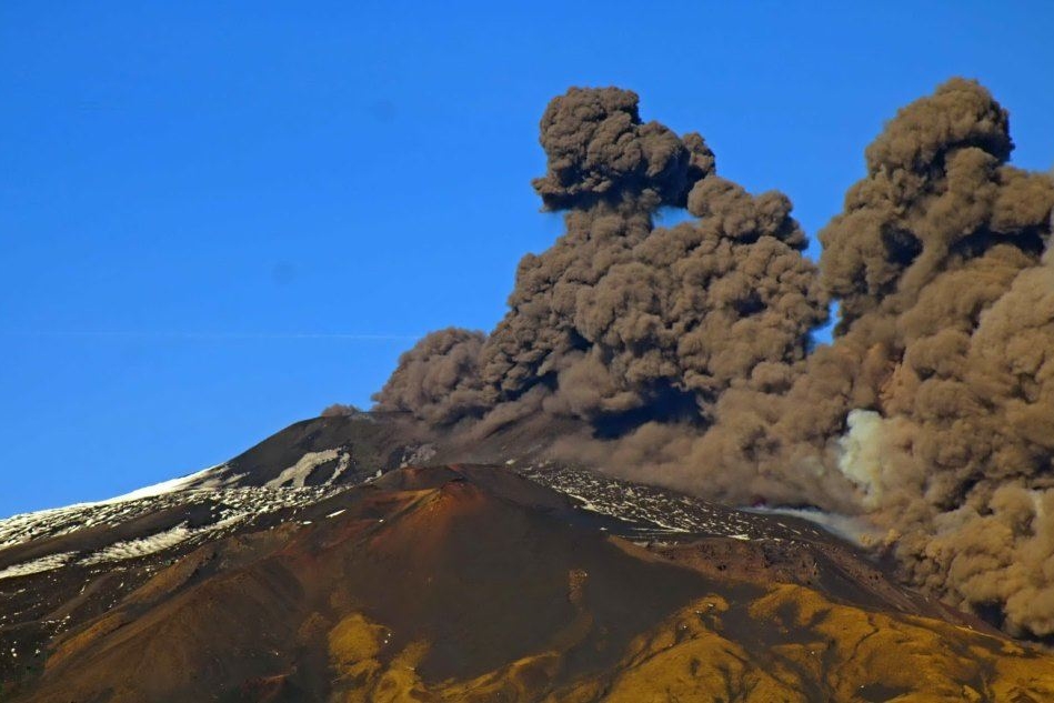 L'Etna erutta alla vigilia di Natale: 130 scosse di terremoto