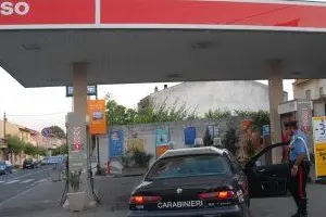 Gli inquirenti nel distributore rapinato