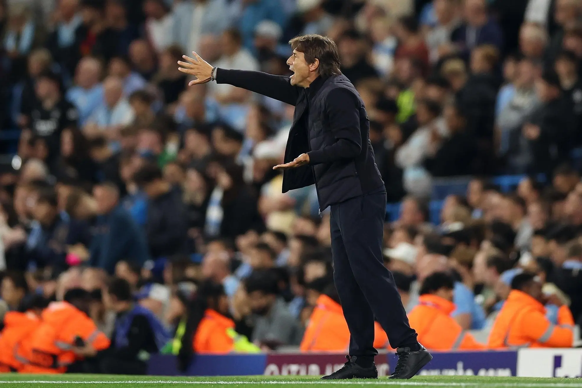 epa12388503 Napoli's head coach Antonio Conte gestures during the UEFA Champions League group phase match between Manchester City and SSC Napoli in Manchester, Britain, 18 September 2025. EPA/ADAM VAUGHAN