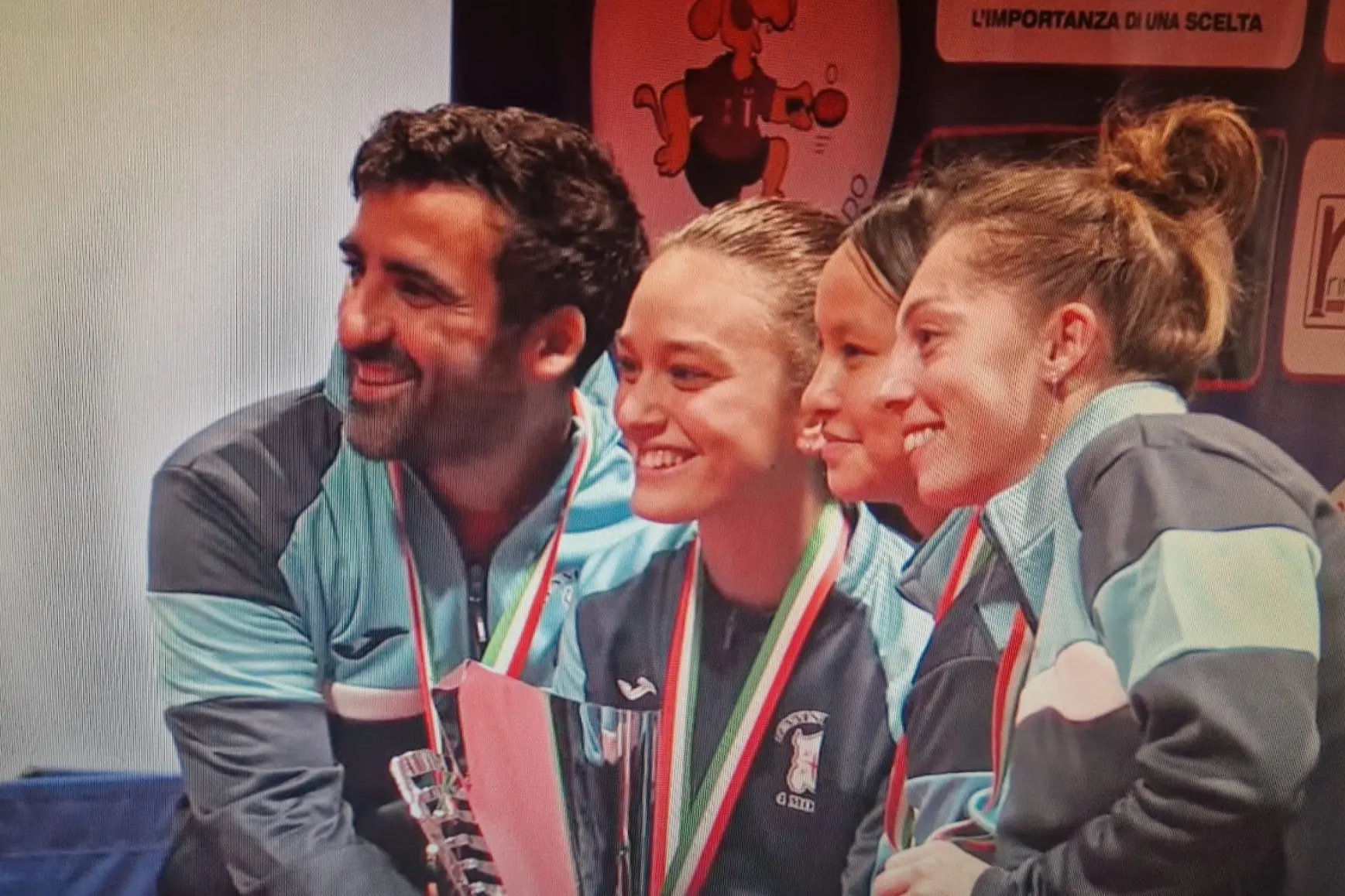 Da sin. il coach Stefano Curcio, Miriam Carnovale, Ma Hengyu e Pauline Chasselin con il trofeo vinto a Castelgoffredo (Foto concessa dall'ASD Quattro Mori Cagliari)