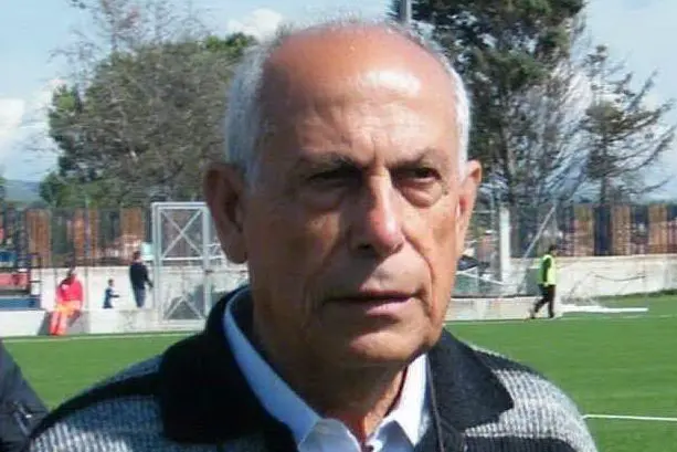 Giovanni Muroni ritratto nel campo di Usini in una delle sue ultime stagioni da allenatore (foto Tellini)