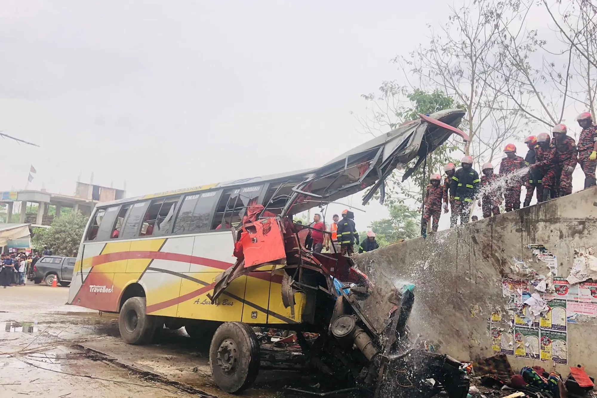 L'autobus distrutto (Ansa - Epa)