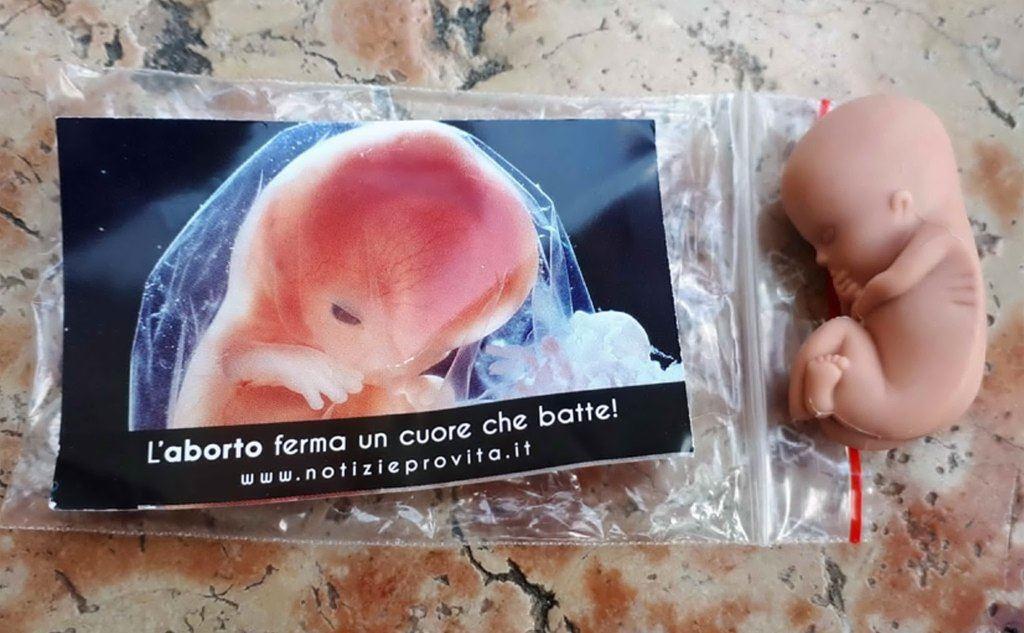 Un feto di plastica: Verona, il gadget al Congresso delle Famiglie