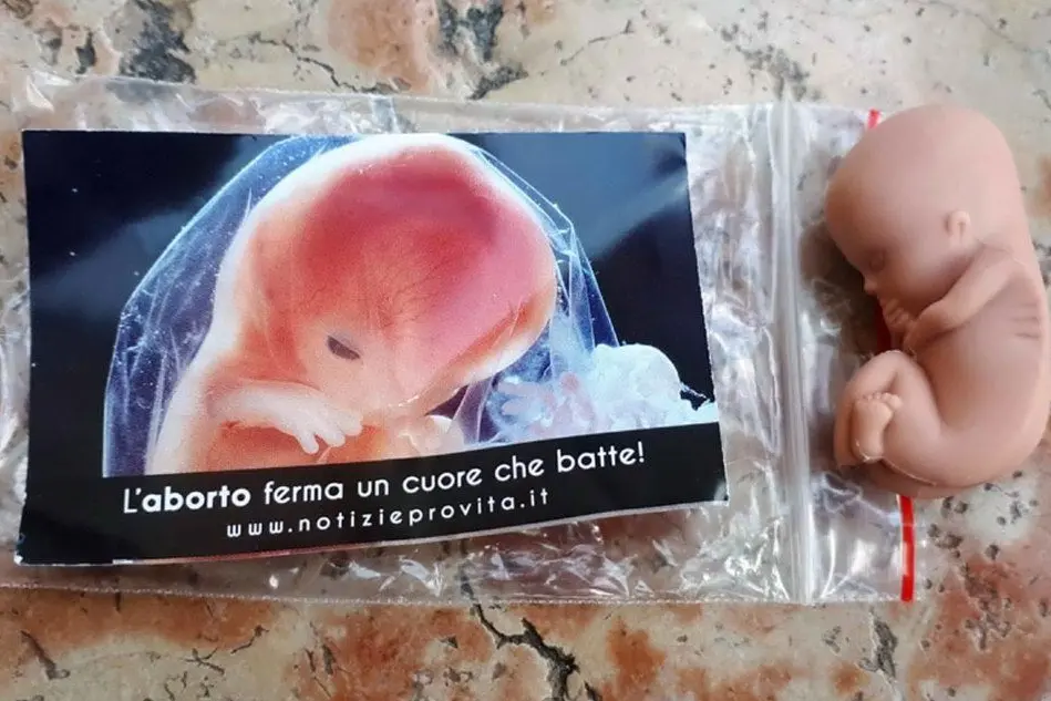 Un feto di plastica: Verona, il gadget al Congresso delle Famiglie