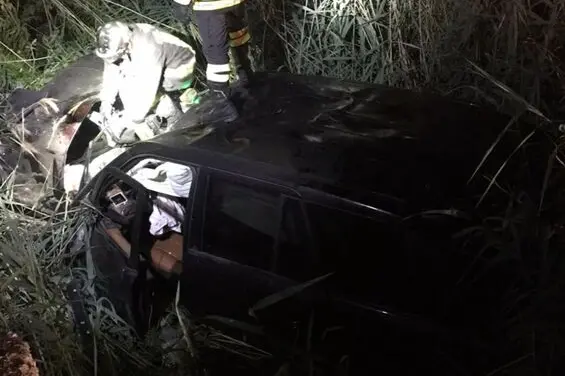 L'auto nel canale a Posada (Ansa - Vigili del fuoco)
