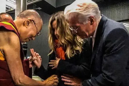 Richard Gere e il Dalai Lama toccano il pancione di Alejandra