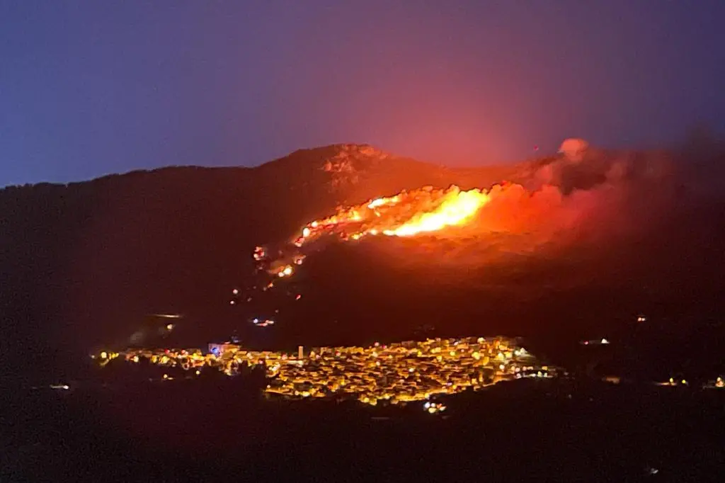 L'incendio a Gairo (foto Andrea Piras)