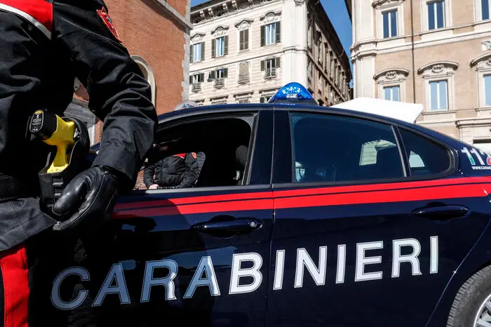 Italian Carabinieri officers with an electroshock weapon Taser, in Rome, Italy, 14 March 2022. To be allowed to use the weapon, they first receive training. The electroshock weapon has been part of the police forces equipment since the 14 march 2022. ANSA/GIUSEPPE LAMI