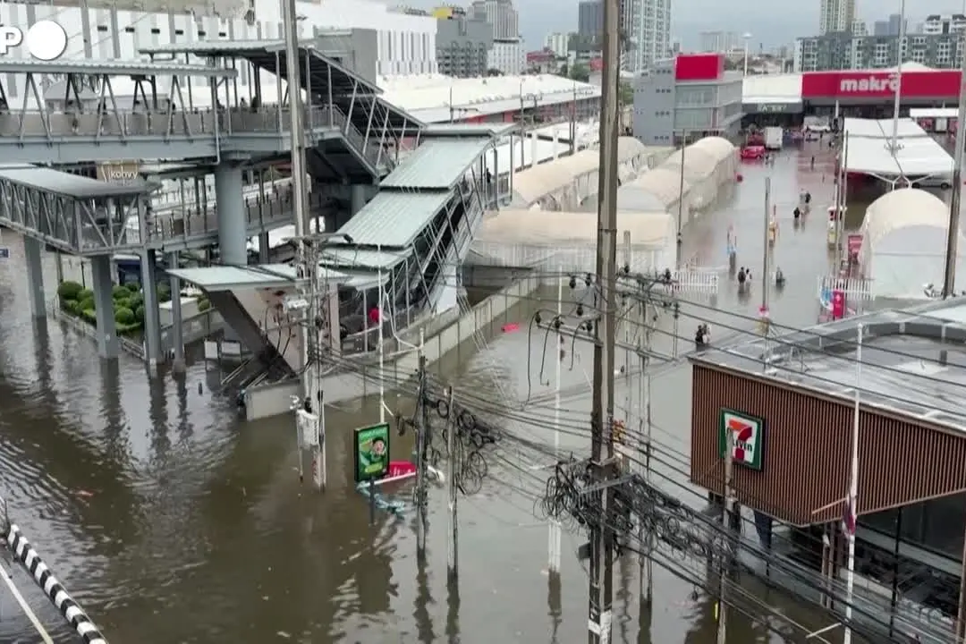 Bangkok, allagamenti in città dovuti alle forti piogge