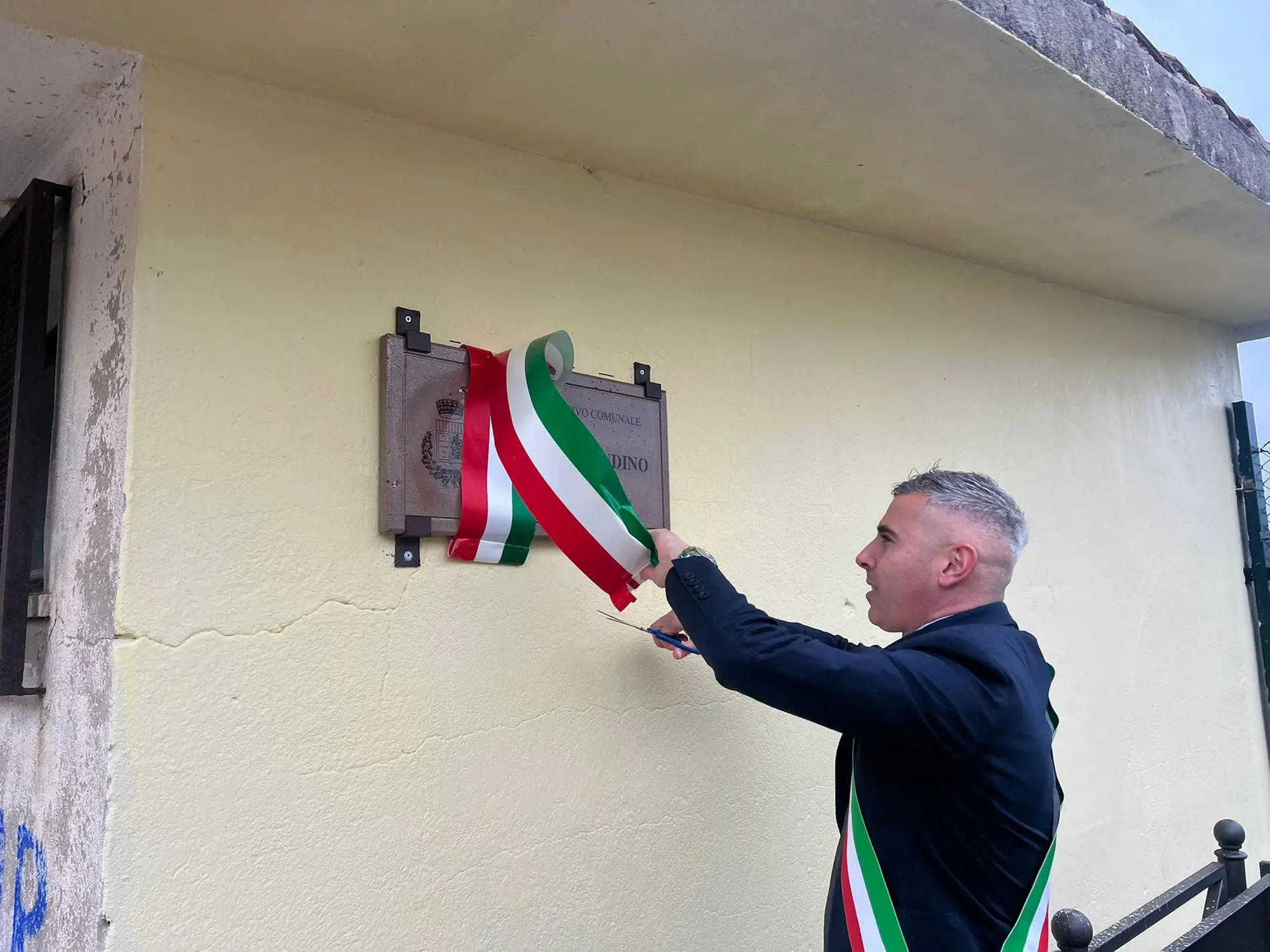 Il sindaco di Esterzili, Renato Melis, scopre la targa dedicata ad Antonio Bandino (foto Francesca Melis)