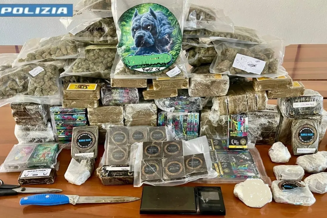 La droga sequestrata dalla Squadra Mobile (foto Polizia di Stato)