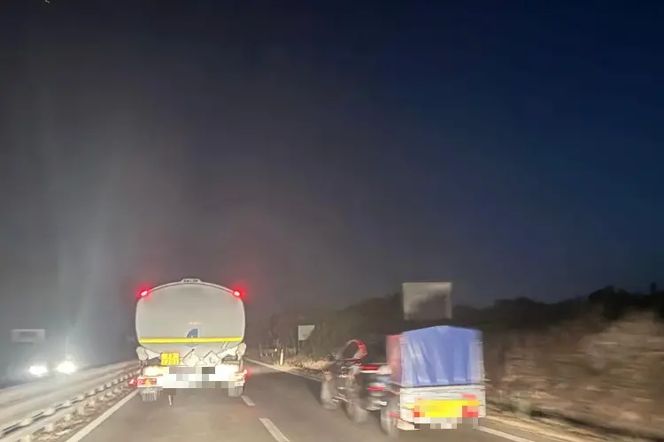 Il suv sulla corsia corretta dopo la manovra a U (foto concessa)