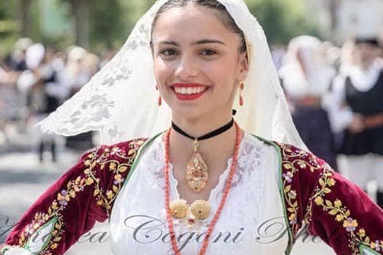 Il sorriso di Francesca nel vestire l'abito tradizionale di Uri alla festa del Redentore di Nuoro (foto @andreacogoniphotography)