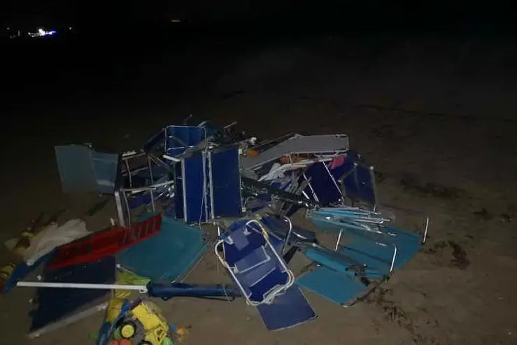 Gli oggetti posti sotto sequestro (foto L'Unione Sarda - Pala)