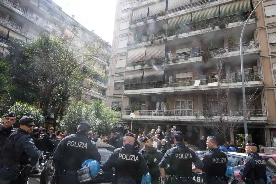 La protesta in via Cipriano Facchinetti (Ansa)