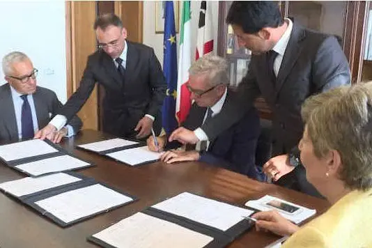 La firma dell'accordo (foto Regione Sardegna)