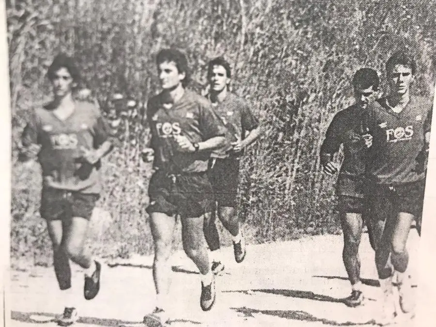 Elia Salis, il primo a sinistra, durante il ritiro precampionato del Cagliari nel 1988