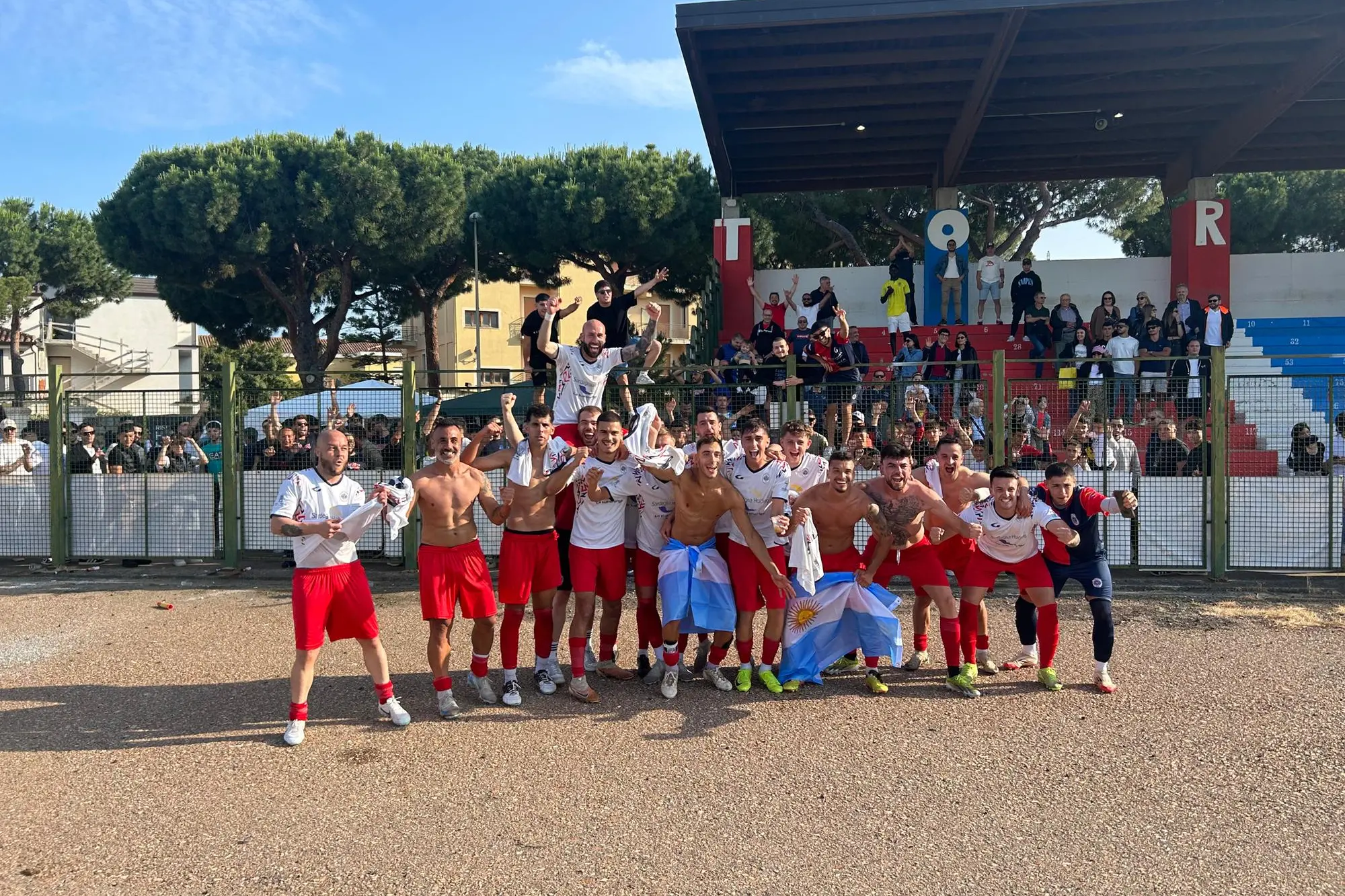 I festeggiamenti del Tortolì dopo la vittoria dei playoff (Secci)