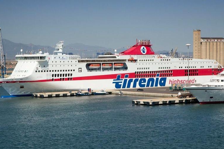 Una nave Tirrenia al porto di Cagliari (Archivio L'Unione Sarda)