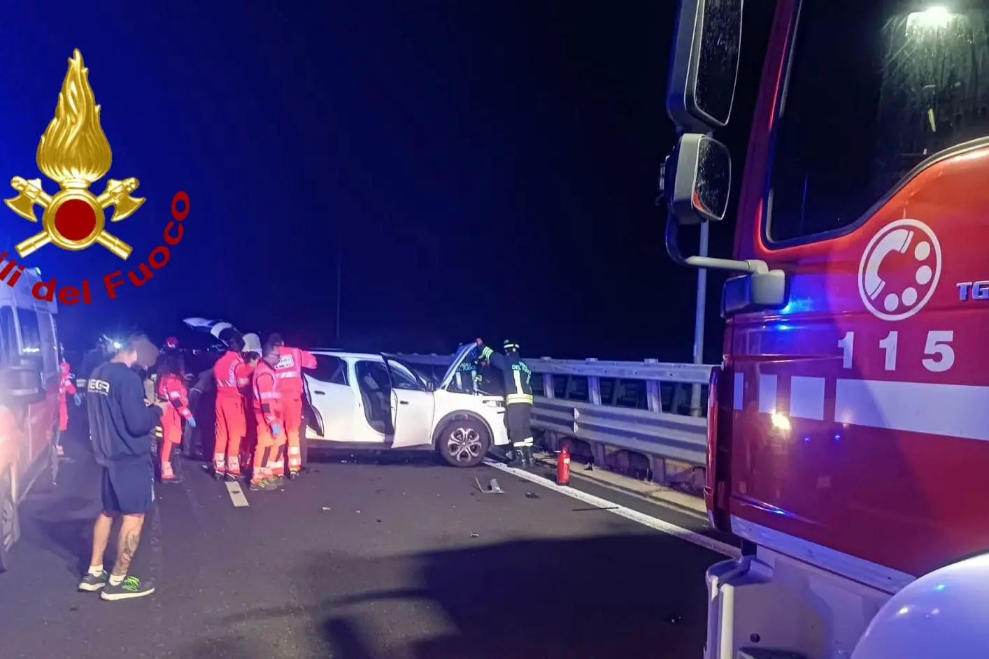 Feuerwehrleute am Unfallort