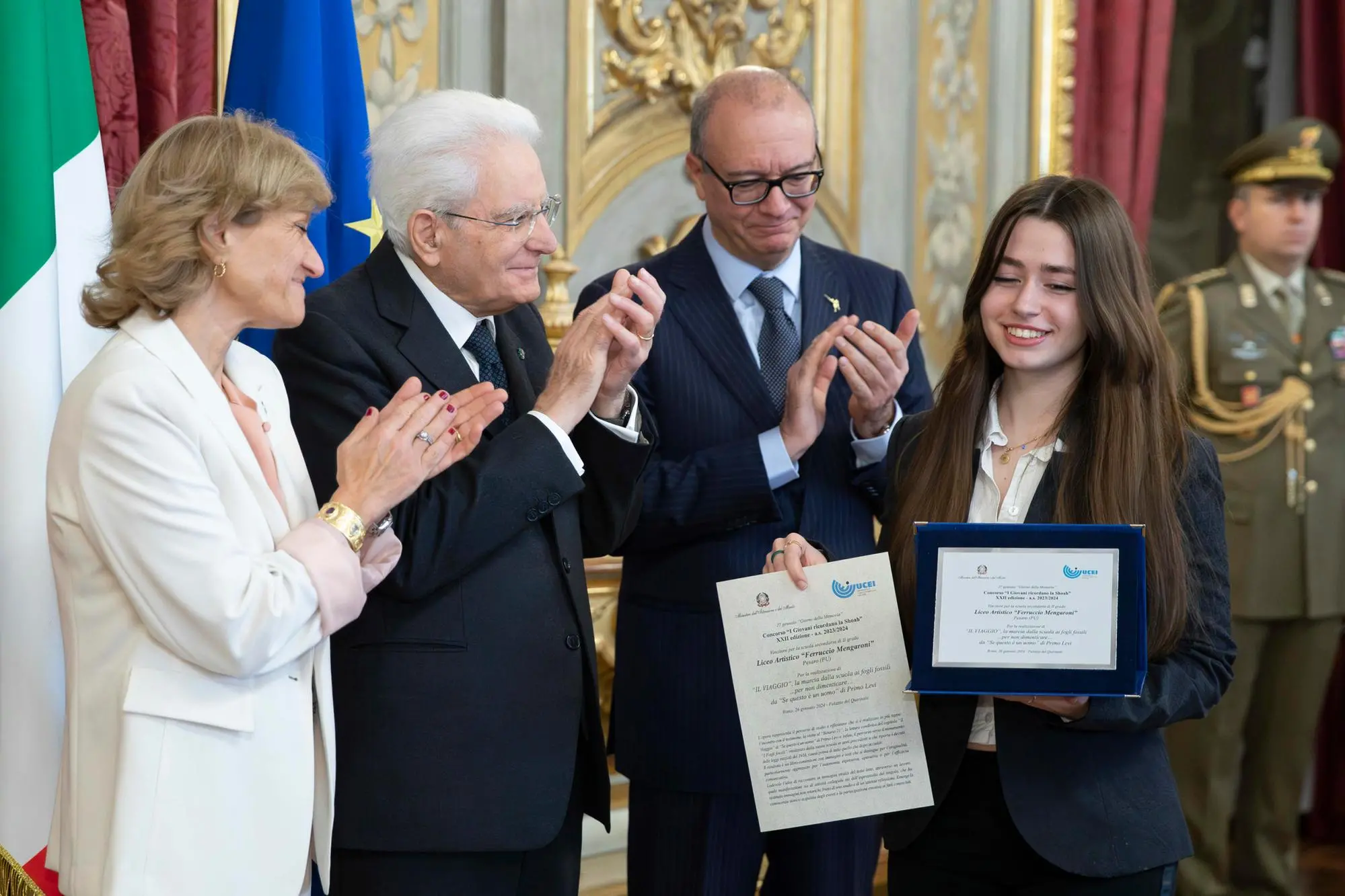 Il Presidente della Repubblica Sergio Mattarella consegna i premi ai vincitori del concorso nazionale promosso dal Ministero dell'Istruzione e del merito, dal titolo "I giovani ricordano la Shoah" (Ansa)