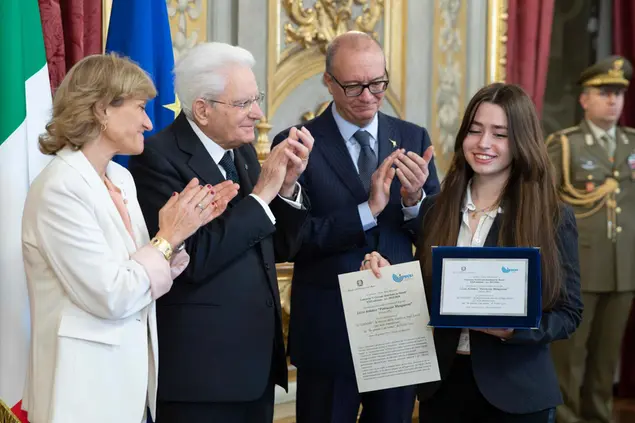 Il Presidente della Repubblica Sergio Mattarella consegna i premi ai vincitori del concorso nazionale promosso dal Ministero dell'Istruzione e del merito, dal titolo "I giovani ricordano la Shoah" (Ansa)