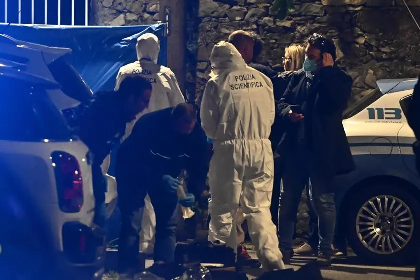 La Polizia Scientifica durante i rilievi per l'omicidio di Alice Scagni a Genova (Ansa - Zennaro)
