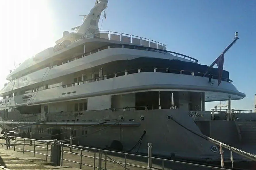 Lo yacht Reborn (da Facebook) in porto a Cagliari