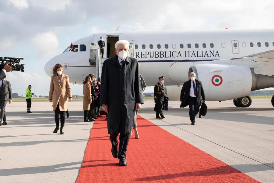 Sergio Mattarella al suo arrivo all'aeroporto di Berlino Brandeburgo, in occasione della visita ufficiale in Germania (Ansa - Ufficio stampa Quirinale)