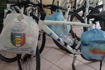 Le bici con le buste di rifiuti (Foto concessa)