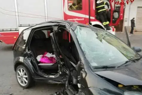La Opel distrutta (foto Vigili del Fuoco)